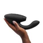 Womanizer Duo 2 ブラックの手持ちサイズ