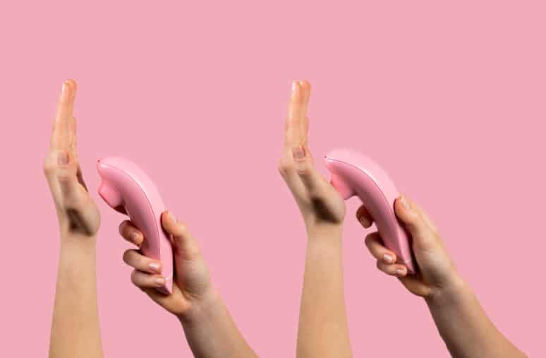 ピンク色の吸引タイプのおもちゃを手に持つ画面