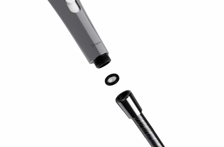 シャワーヘッドとホースの接続部、取り付け用フィルターリングのクローズアップ画像