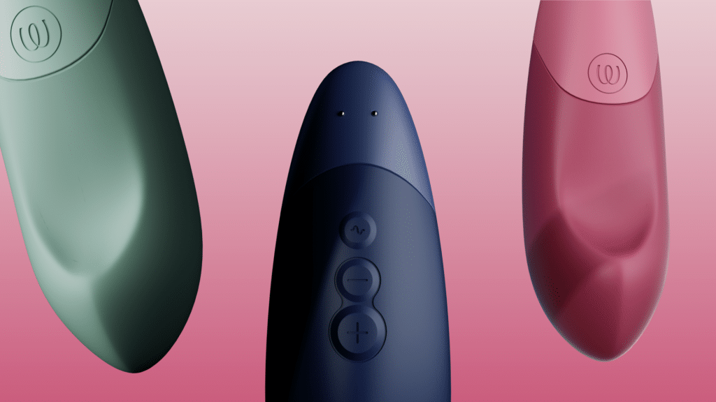 ピンク、ネイビー、グリーンのデバイスが並んでいる