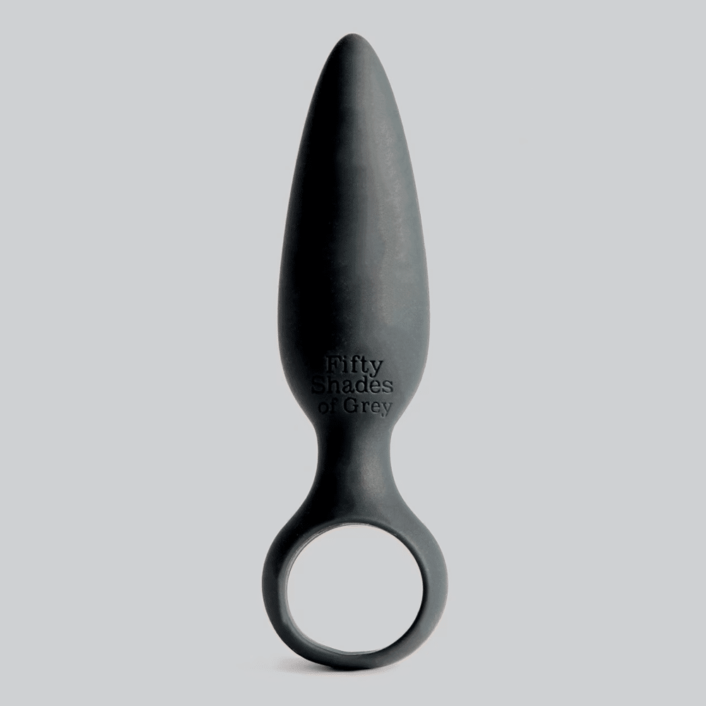 「Fifty Shades of Grey」オフィシャルコレクションのバットプラグ、濃い灰色のシリコーン素材でリング付きのデザイン、ブランドロゴが刻印。