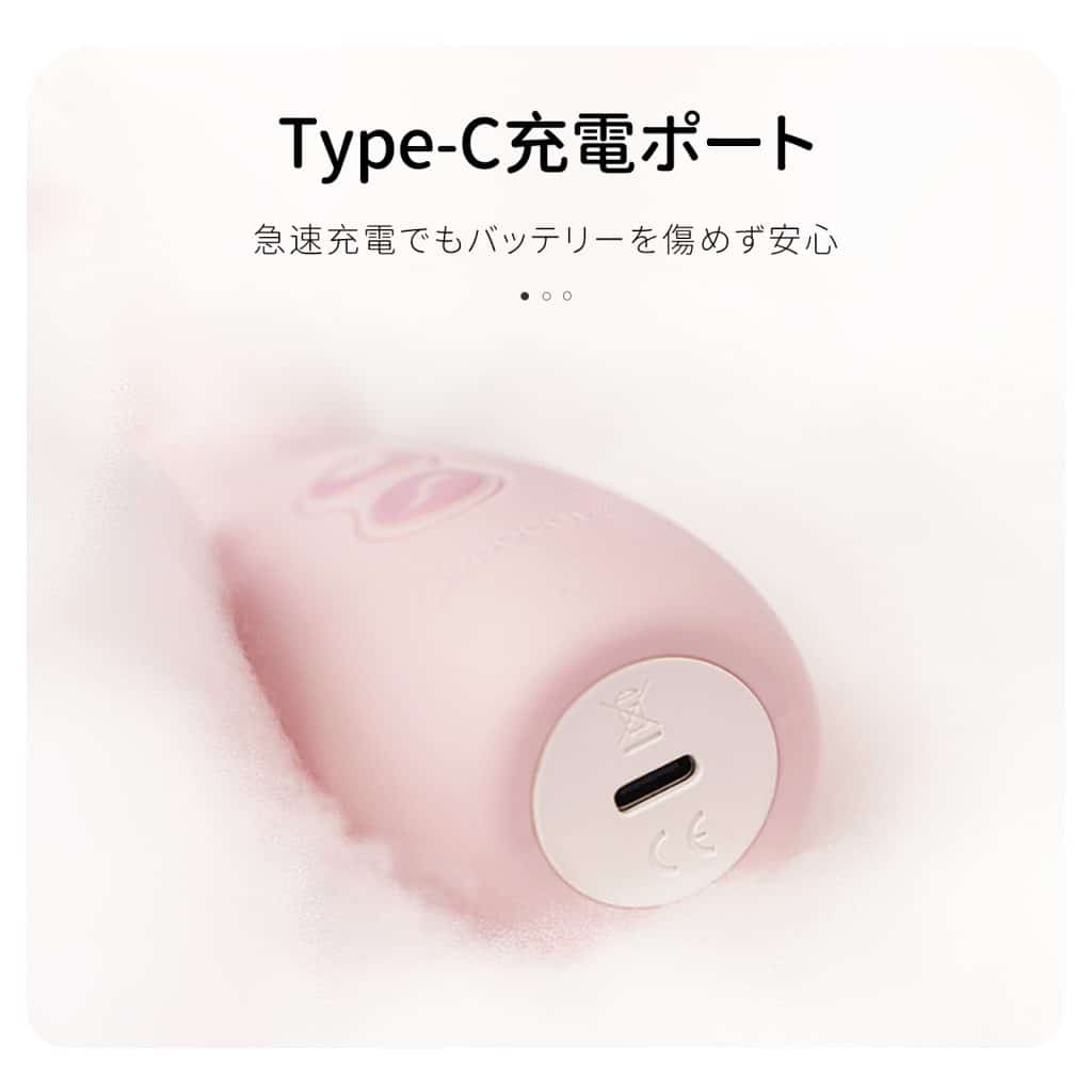 ピンクのデバイス、Type-C 充電ポート付き、急速充電でバッテリーを傷めず安心、柔らかい素材でフェルト風の背景に配置