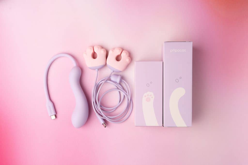 入体付属品と乳首クリップ、およびそれに対応するパッケージの展示。